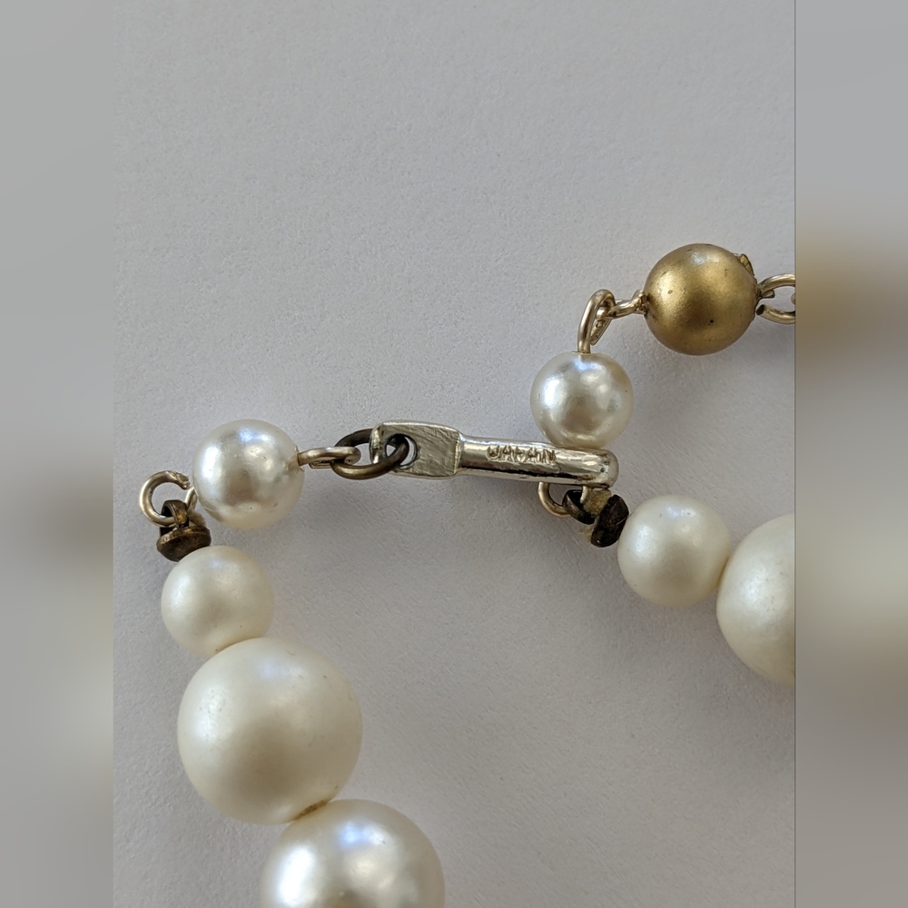 VTG JAPAN SIGNED GOLD TONE & FAUX PEARL HEAVYWEIGHT NECKLACE - Picture 9 of 10